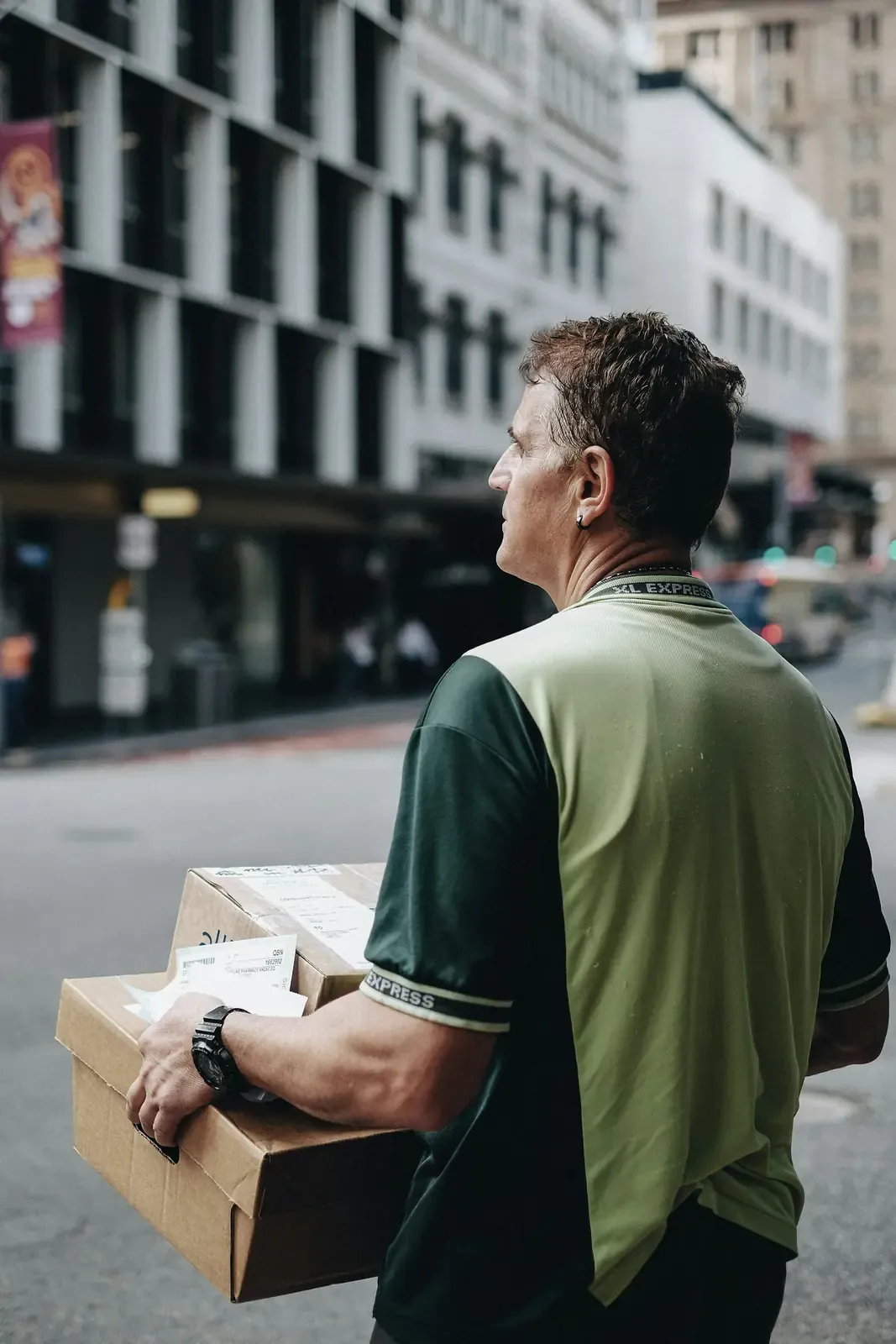 A smiling mover in a green shirt